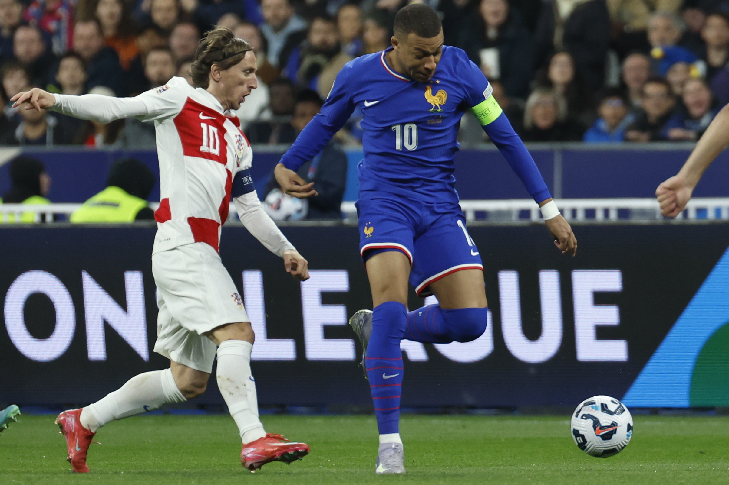 爱游戏在线登录-一场关键的欧洲国际足球联赛决赛