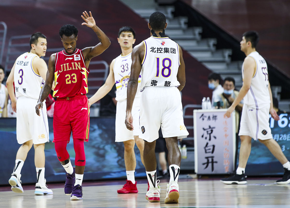 爱游戏官网-深圳男篮表现抢眼，球队成为黑马热门