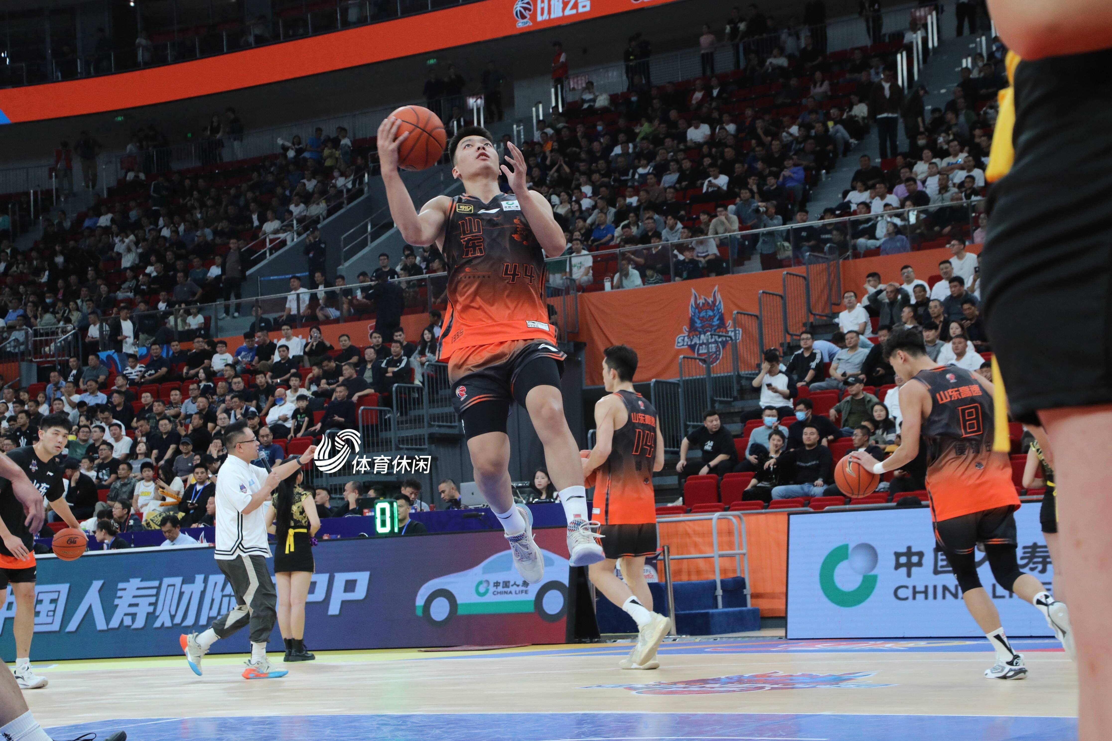 深圳男篮表现抢眼，球队成为黑马热门