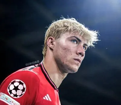 爱游戏体育官网-曼联悲情再现不敌强敌无缘冠军