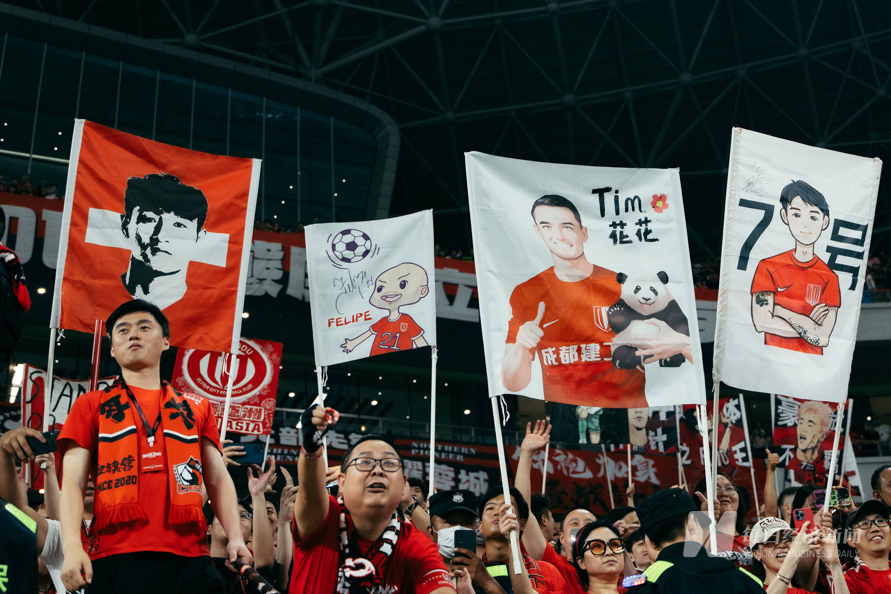 球迷热烈呐喊，支持本土球队取得胜利