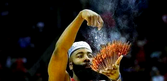 一场激动NBA球员赛后表情丰富,体现团队精神的简单介绍 一场激动NBA球员赛后表情丰富,体现团队精神的简单介绍