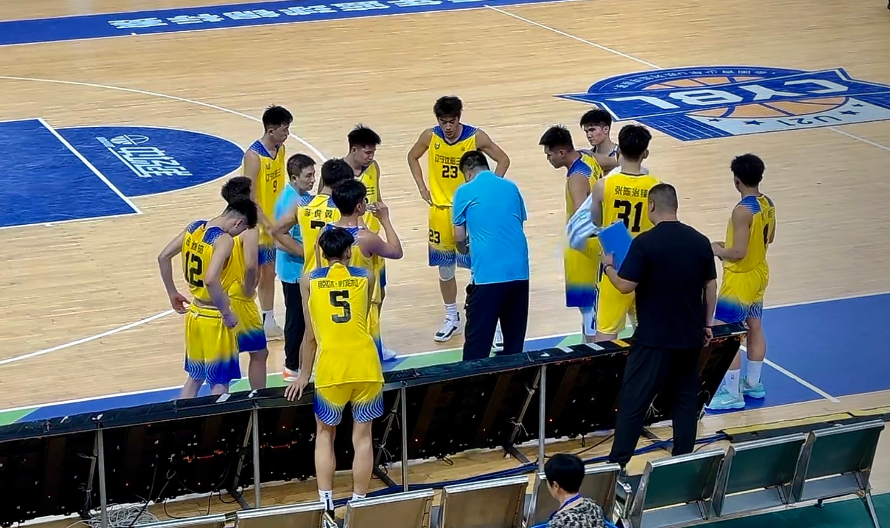 篮球比赛现场出现突发状况，瞬间紧张