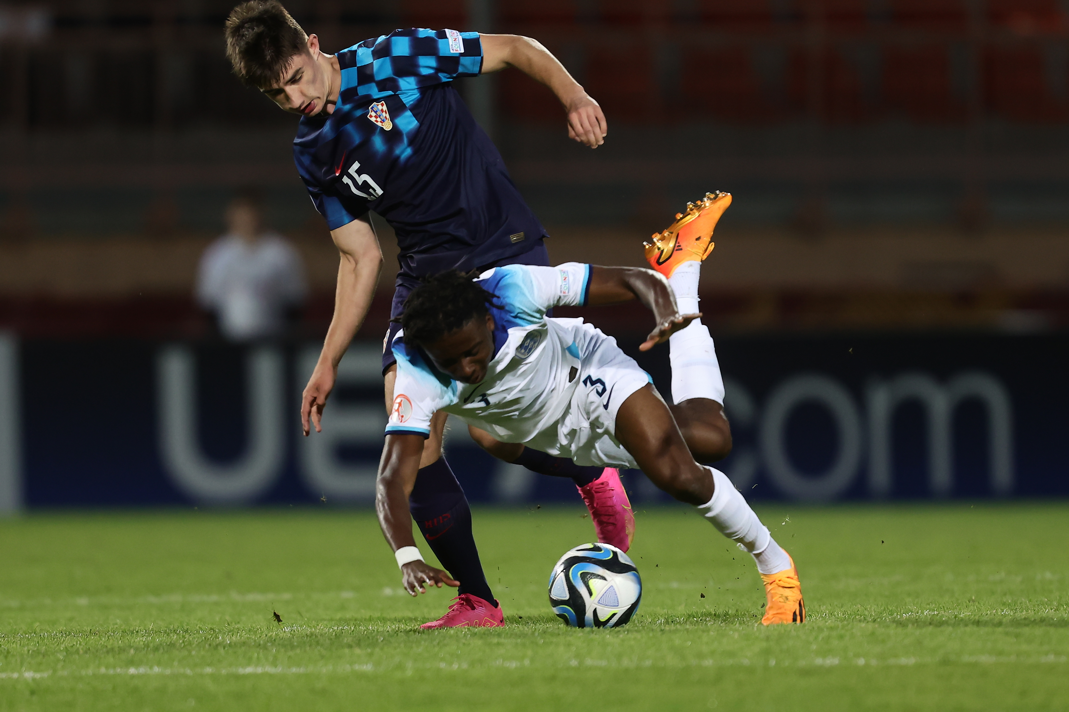 爱游戏官方登录入口-英格兰队客场不敌克罗地亚，欧预赛遗憾失利的简单介绍