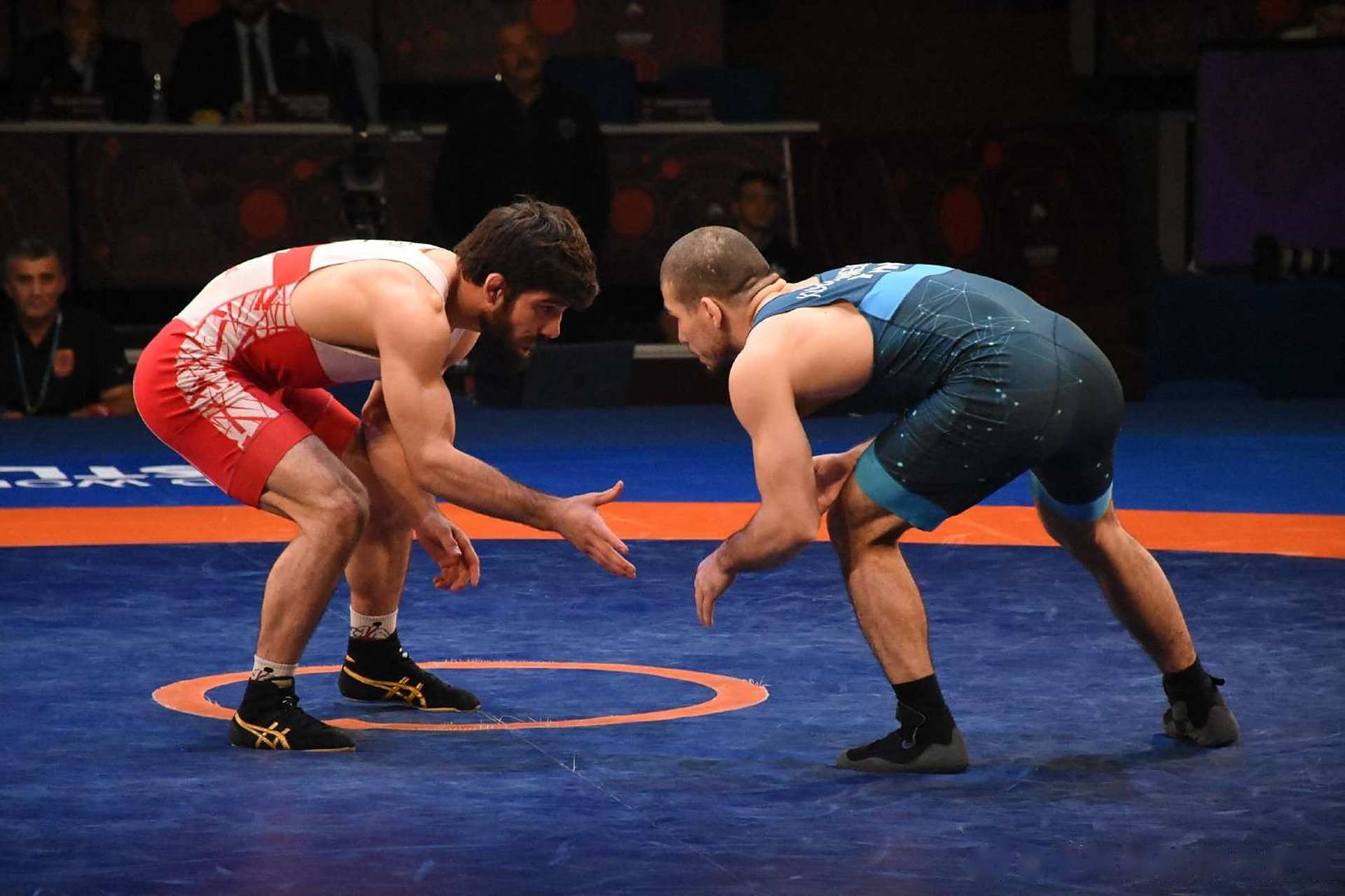 土耳其选手在摔跤比赛中夺得冠军