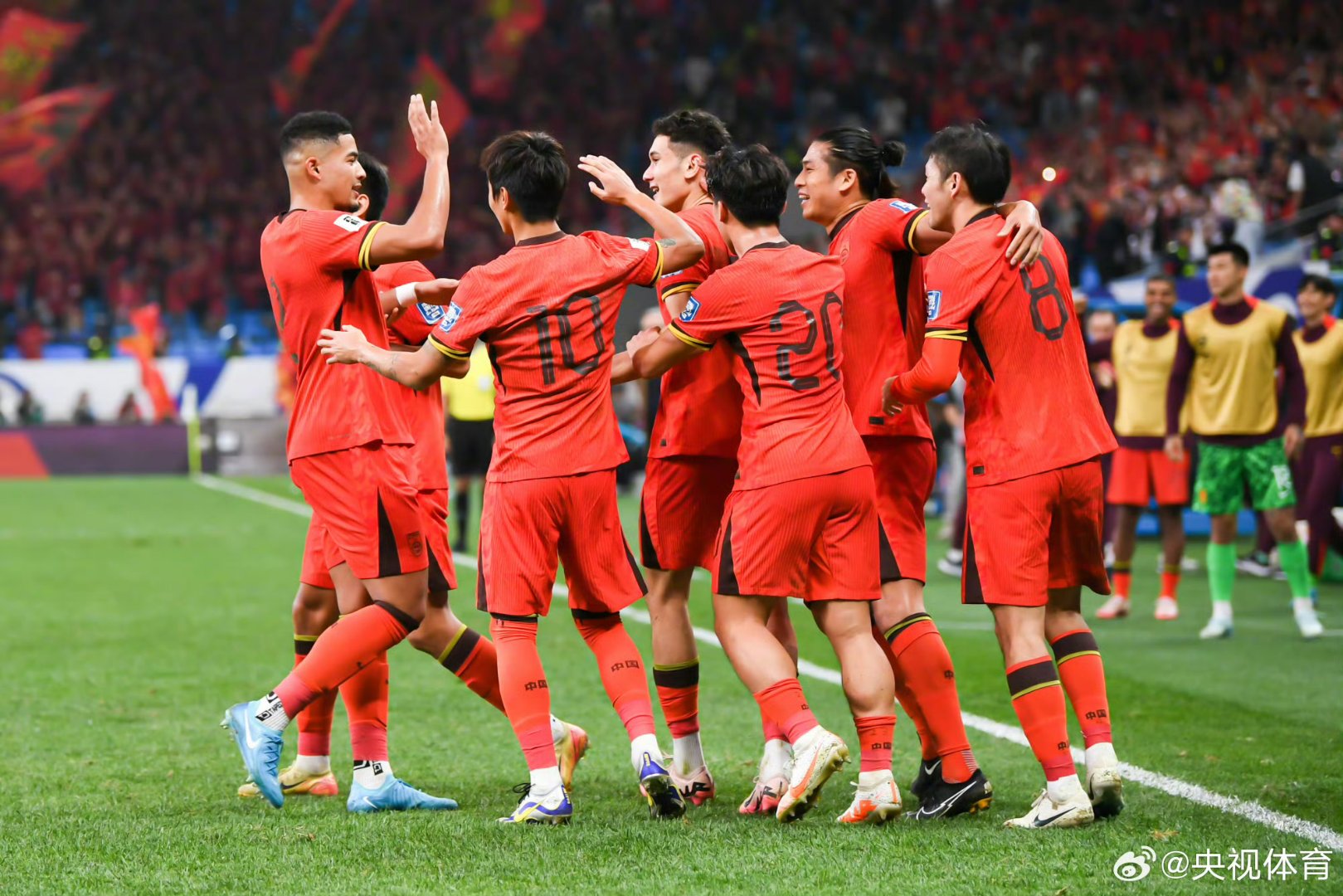 国内联赛中球队激烈角逐，迎来华丽大结局